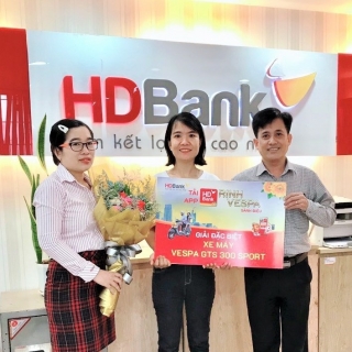 Khách hàng may mắn nhận giải từ chương trình “Tải App HDBank – Rinh Vespa sành điệu”