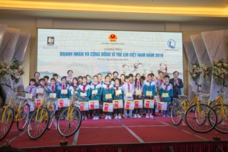 Hiệp hội DNNVV dâng hương tại đền Hùng và ủng hộ trẻ em khó khăn