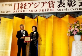Bà Mai Kiều Liên - CEO Vinamilk nhận giải thưởng Nikkei châu Á
