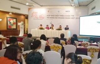 Doanh nhân nữ thi tài ca hát