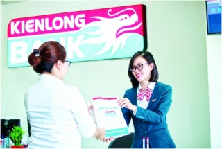 Ngân hàng ồ ạt miễn phí chuyển tiền