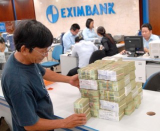 Eximbank tặng quà cho khách gửi tiết kiệm