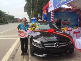 LienVietPostBank trao tặng xe Mercedes cho khách hàng