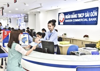 Người dùng đang vui vẻ sử dụng dịch vụ tài chính