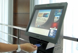 Vietcombank dừng tăng phí rút tiền ATM