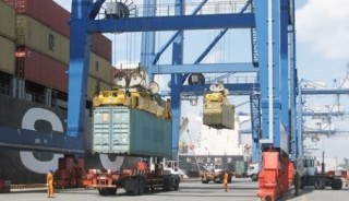 Áp lực dồn dập lên xuất khẩu