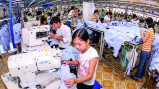 Tăng lương tối thiểu vùng: Bài toán hóc búa cho DN