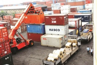Xuất khẩu “cái ăn, cái mặc” ngày càng khó