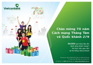 Vietcombank tặng quà cho các khách hàng tới giao dịch