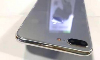 Mặt lưng iPhone 7s được làm bằng kính