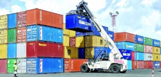 Doanh nghiệp còng lưng cõng chi phí