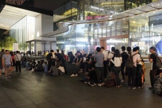 Dân buôn Việt thuê người xếp hàng mua iPhone mới