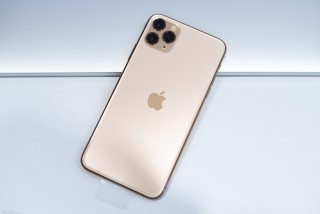 Trên tay iPhone 11 Pro Max: mặt lưng kính nhám rất đẹp, không bám vân tay