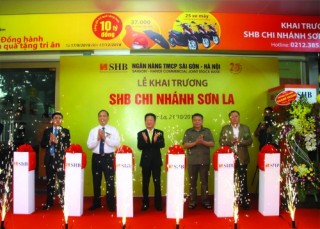 Nhà băng “nối đuôi” mở rộng mạng lưới