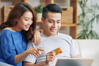 Chủ thẻ Sacombank Mastercard được miễn phí bảo hiểm mua sắm trực tuyến