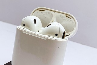 Dân chơi tiêu tiền triệu để vệ sinh tai nghe Airpods