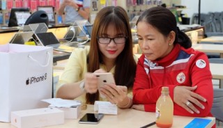 Mở bán iPhone 8 chính hãng: “Tưởng ế” hóa ra lại bán tốt