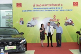 Tập đoàn Hoa Sen trao thưởng cho khách hàng may mắn