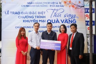 Trao giải đặc biệt trị giá 3 cây vàng trong chương trình “Thu sang quà vàng”