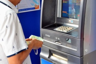 Chi tiền thưởng Tết ngay tại doanh nghiệp để chống nghẽn ATM