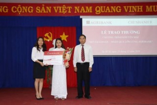 Agribank Chi nhánh 9 trao thưởng cho khách hàng