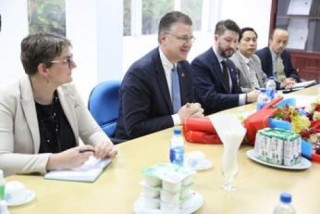 Đoàn công tác Đại sứ quán Mỹ tới thăm và làm việc với Vinamilk