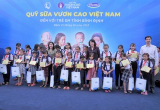 Vinamilk trao 64.000 ly sữa cho trẻ em tỉnh Bình Định