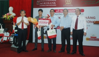 Khách hàng trúng thưởng chương trình Agribank chung tay bảo vệ môi trường
