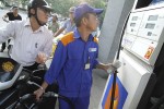 Ngăn lạm phát, lo chảy máu xăng dầu