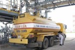 Tiếp tục thực hiện thí điểm tạm nhập tái xuất xăng dầu sang Lào