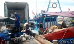 Đầu nậu "quản lý" giá thủy sản...