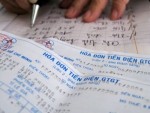 Người dân, doanh nghiệp gồng mình “gánh” thêm giá điện