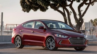 Hyundai Elantra 2017 có giá bán từ 17.985 USD