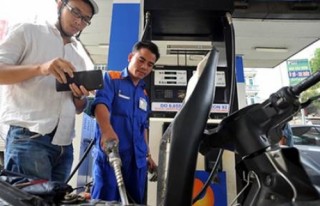 Sức ép phí môi trường qua giá xăng