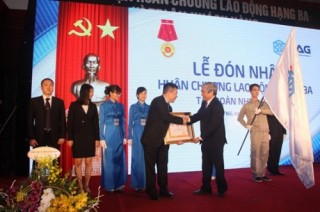 Nhựa Đông Á đón nhận Huân chương Lao động hạng Ba