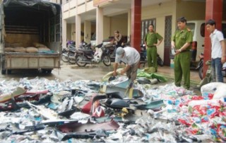 Suy yếu vì gian lận thương mại