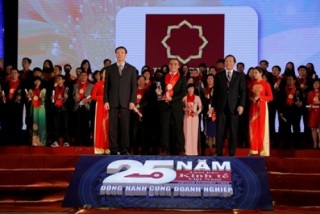 Tập đoàn Hoa Sen đạt Top 10 Thương hiệu Mạnh Việt Nam 2015