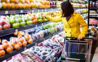 Hàng Việt đang mất chỗ ở siêu thị