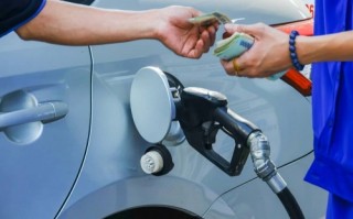 Có nên bỏ quỹ bình ổn giá xăng dầu?