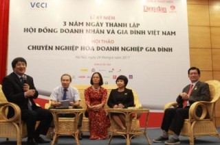 Doanh nhân bàn việc chuyên nghiệp hóa DN gia đình