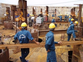 Doanh nghiệp còng lưng “cõng” phụ phí