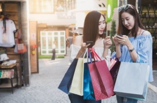 Người Việt sử dụng truyền thông để mua sắm