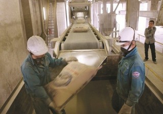 Xây dựng ồ ạt, vật liệu vẫn đuối