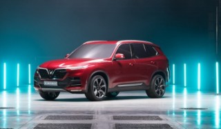 Phía sau VinFast LUX A2.0 và LUX SA2.0