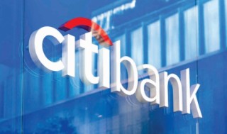 So kè nội - ngoại trong cuộc đua bán lẻ