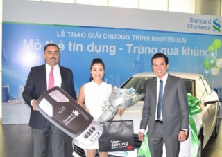 Standard Chartered trao xe ô tô Audi cho khách hàng trúng thưởng