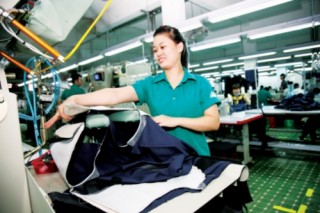 Dệt may rộng cửa