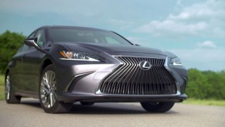 Lexus ES 250 2019 có giá từ 2,5 tỷ đồng