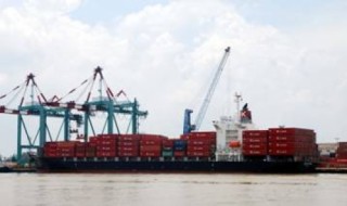 Phí dịch vụ logistics cao, thiệt đôi đường